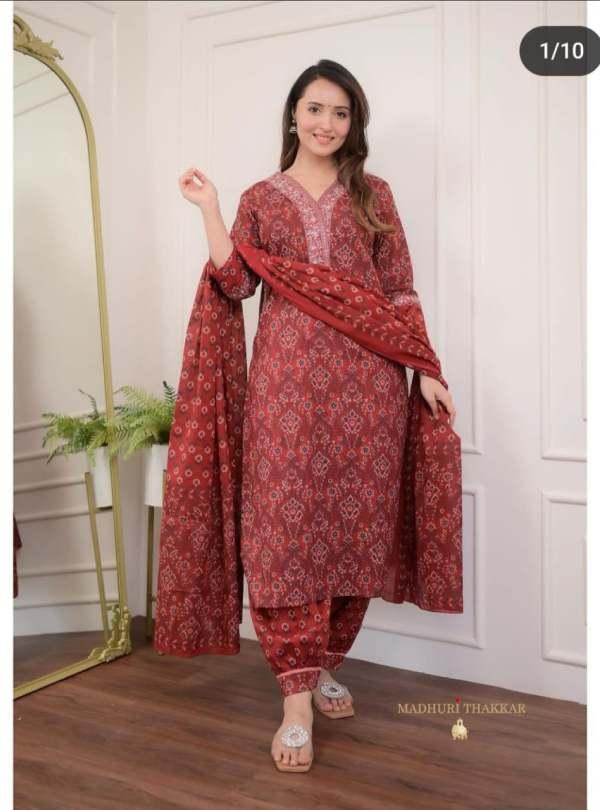 https://lkd-bucket.s3.ap-south-1.amazonaws.com/public/product-images/maroon_suit_1721129958103.jpg