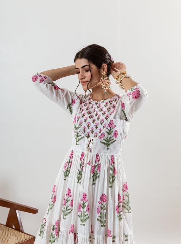 https://www.latestkurtidesigns.com/wp-content/uploads/2024/04/Pink-anarakli.jpg