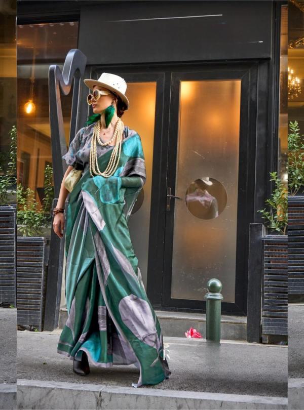 https://www.latestkurtidesigns.com/wp-content/uploads/2024/04/green-saree-2.jpg