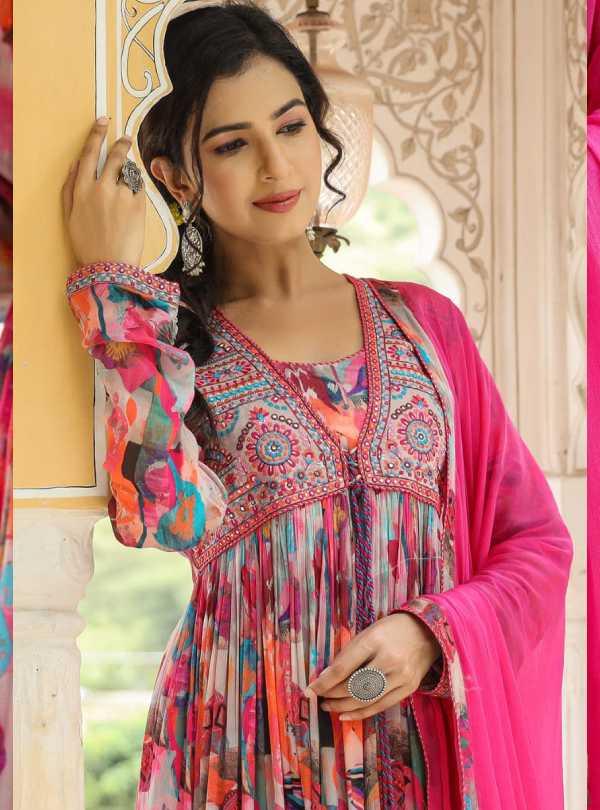https://www.latestkurtidesigns.com/wp-content/uploads/2024/05/latest-pink-suit.jpg